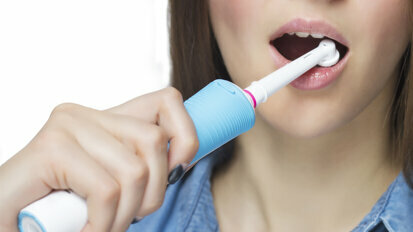 Laut Studie beugen elektrische Zahnbürsten Zahnverlust vor