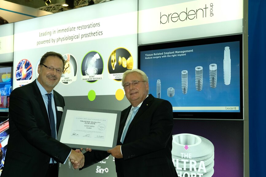 Dr Dirk Duddeck hands over the CleanImplant Award to Peter Brehm, CEO of the Bredent group. (Photograph: Timo Krause, OEMUS MEDIA)