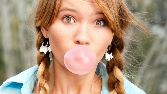 Le chewing-gum semblerait être une raison des migraines chez les enfants et les adolescents