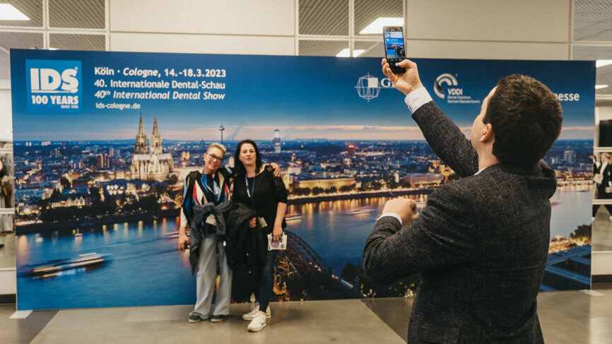 Attendees can take photographs in front of Cologne’s panorama. (Image: Robert Strehler)
