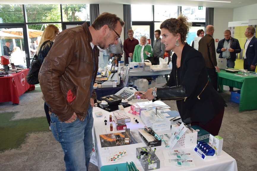 Teilnehmer nutzten die Industrieausstellung, um sich über die neuesten Produkte zu informieren. © DTI