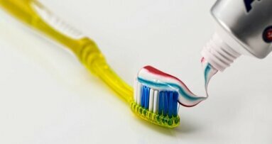 Tandpasta en voeding bevatten nog steeds onveilige kleurstof titaniumdioxide