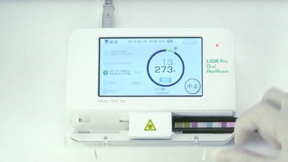 Cinco minutos de screening dentário: Empresa japonesa apresenta um novo teste de saliva
