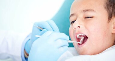 Regularne lakierowanie zębów redukuje próchnicę u dzieci
