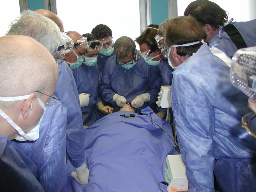 Fig. 7 : Laboratoire d’anatomie utilisé pour faire les dissections et poser les implants basaux ( Photo : EPSON)