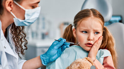 Hướng dẫn mới của ADA khuyến nghị sử dụng acetaminophen và NSAID để giảm đau răng ở trẻ em