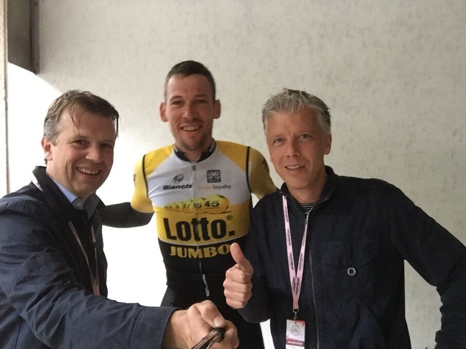 Roel de Maat (rechts) met wielrenner Maarten Tjallingii (midden) en Joep van der Linden (links).