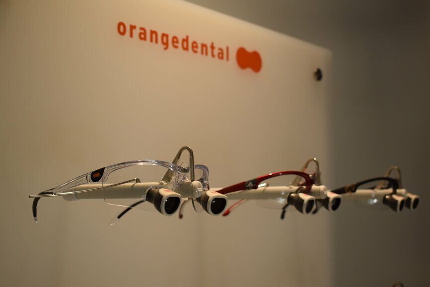 Lupenbrillen von organgedental waren ebenfalls Bestandteil der Fachausstellung. © DTI