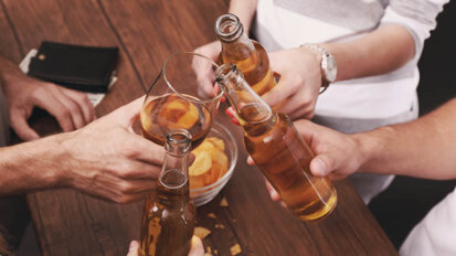 Nova pesquisa mostra que consumir álcool afeta as bactérias bucais
