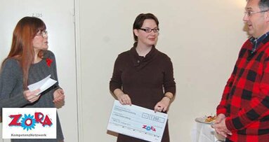 ZoRA: Scheckübergabe an Katja Ebstein Stiftung