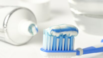Dokładność czyszczenia zębów zależy od dźwięku włosia szczoteczki