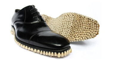 Artiestenduo ontwerpt schoen met tandenzool