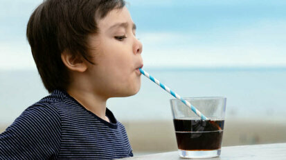 Studie odhalila, že konzumace sladkých nápojů nemusí nutně souviset s dětskou obezitou