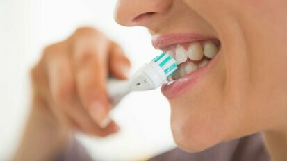 Design da cabeça das escovas de dente é determinante no crescimento de bactérias