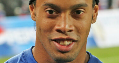 Ronaldinho faz cirurgia estética oral