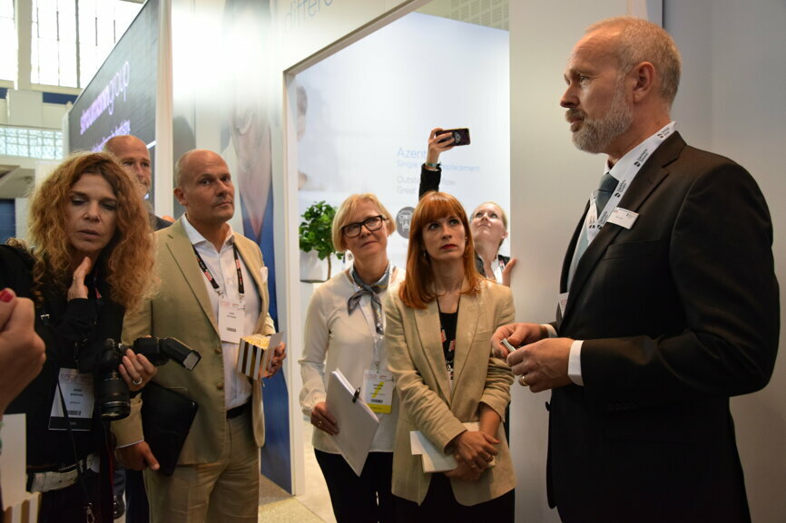 Dr Björn Delin, Vice President of Clinical Affairs at Dentsply Sirona, informing press members about the new implant system. (Photograph: Franziska Beier, DTI)