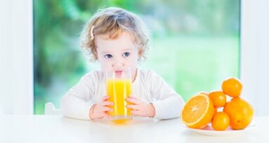 Ново проучване: прясно изцеденият плодов сок не предизвиква кариес на детските зъби