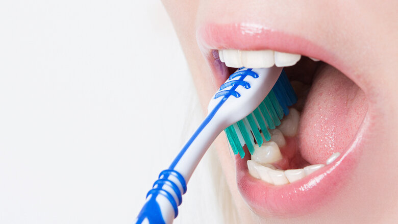 Secondo una ricerca esisterebbe un legame tra il lavarsi poco i denti e le malattie di cuore