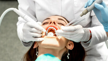 “Es war meine Absicht dieses Tabu zu brechen“ – ergonomischer BH für Zahnärztinnen entwickelt
