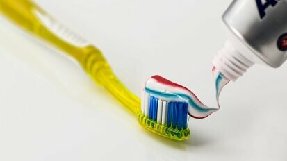 Kleurstof in tandpasta blijkt schadelijk voor gezondheid