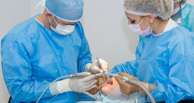 Desplazamiento de un implante dental en la fosa pterigoidea