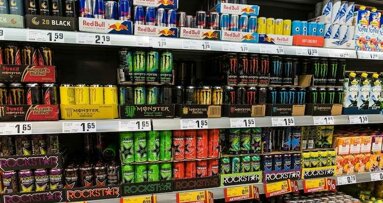 Britská vláda odmítá zákaz prodeje energetických nápojů dětem