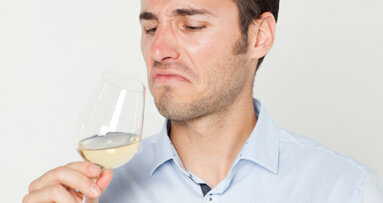 Weinsäure greift Zahnschmelz an