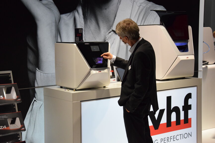 Product demonstration at the vhf camfacture booth. (Image: Dental Tribune International) 