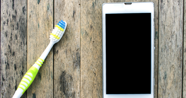 Umfrage ergibt: Lieber Zahnbürste teilen, als das Smartphone