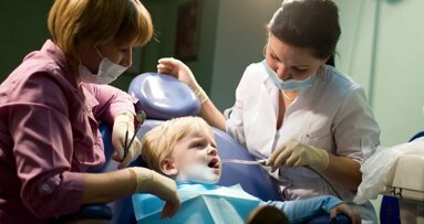 七分之一的儿童首次看牙医都是出于紧急原因