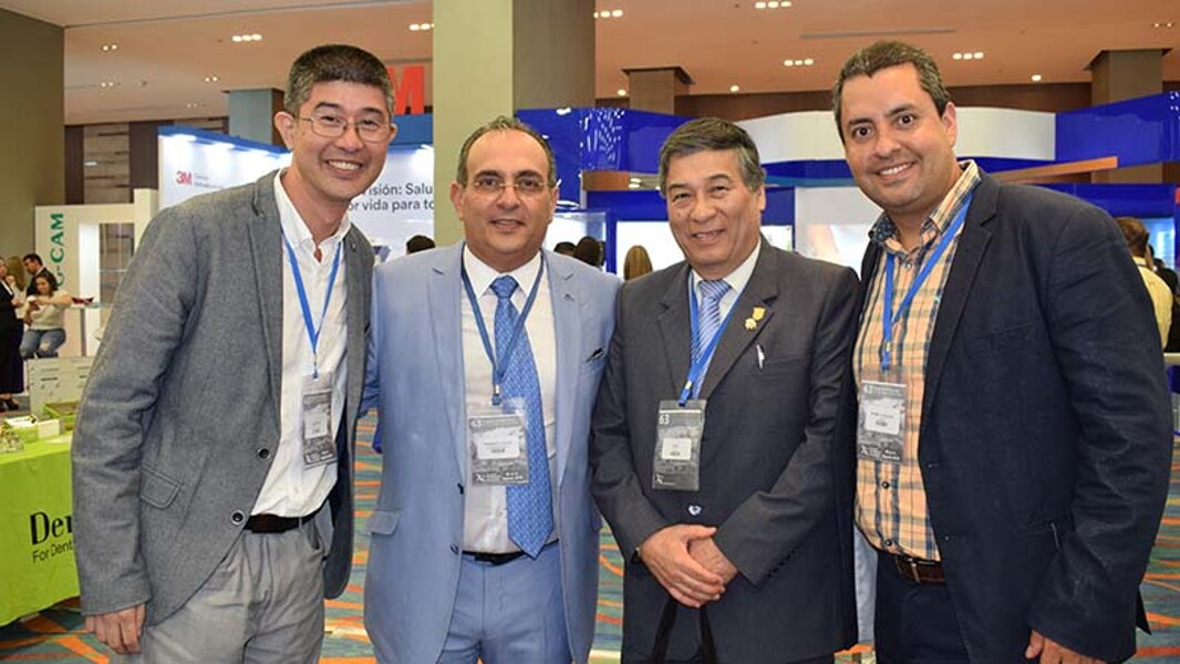 La delegación peruana con el Dr. Jadad en el Congreso de la Asociación Colombiana de Prostodoncia