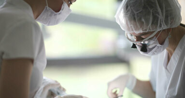 Globalno pomanjkanje kirurških mask je prizadelo zobozdravniške prakse po vsem svetu