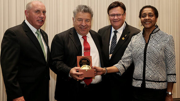 Kess receives Lifetime Leadership Award from New York State Dental Foundation